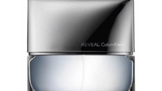 Calvin Klein Reveal Men Eau de Toilette 30ml Spray bottle showcasing a modern design