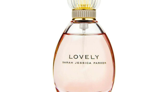 Sarah Jessica Parker Lovely Eau de Parfum 100ml Spray - A romantic and elegant fragrance combining floral notes for a sophisticated scent experience.