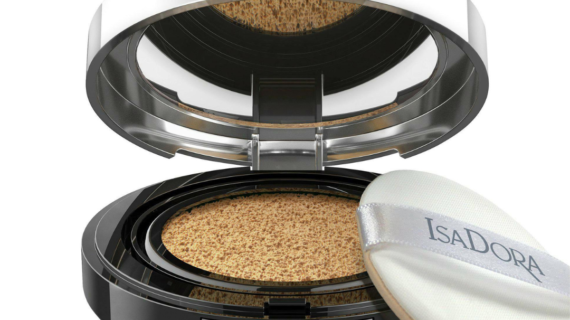 Isadora Nude Cushion Foundation 15g in shade 20 Nude Sun offers lightweight coverage and a natural finish